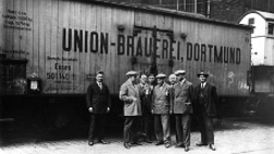 Arbeiter vor der Unionbrauerei